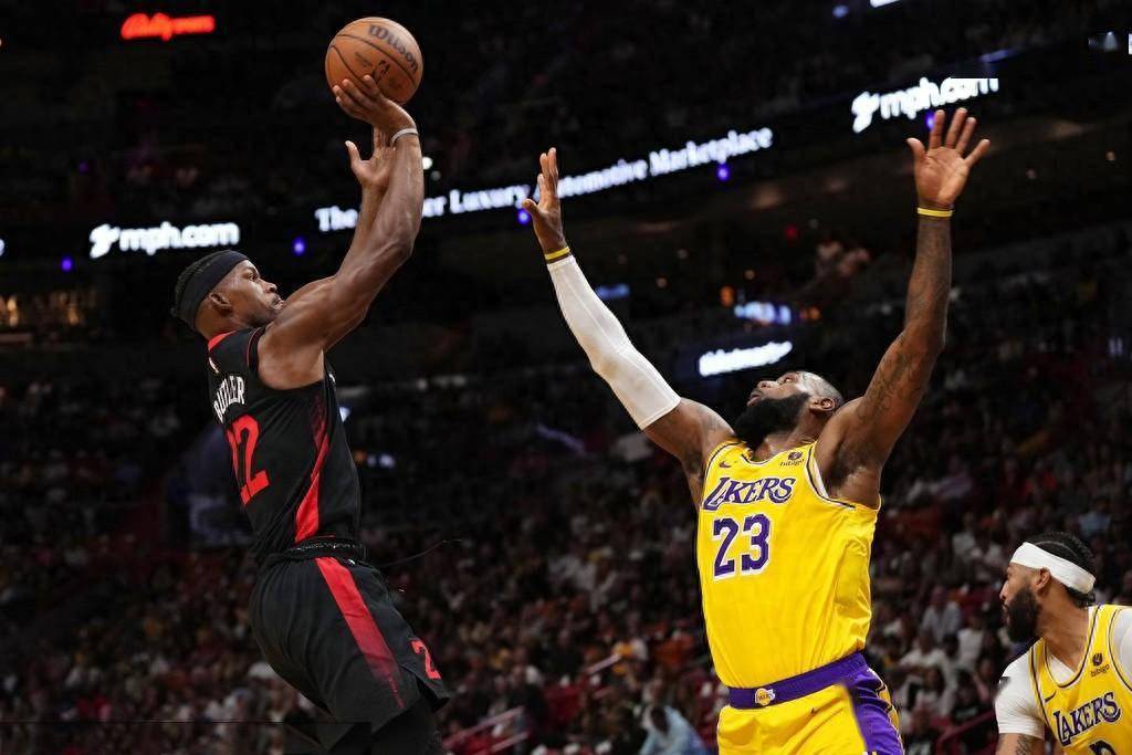 包含篮球界焦点：詹姆斯的精彩绝杀助湖人获胜的词条