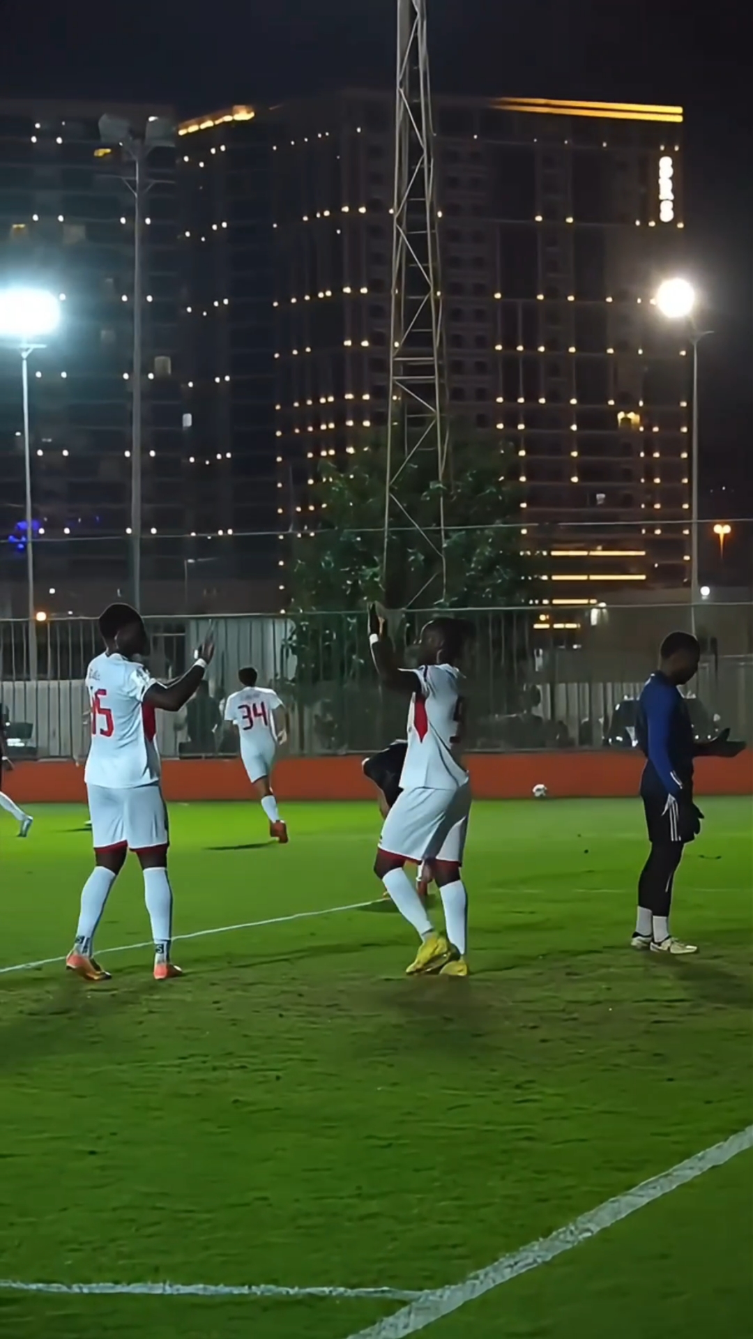 纷纷扰扰足球赛场，球员奋力拼搏