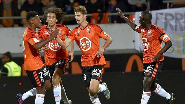 沙托鲁主场球迷加油助威，大胜洛里昂的简单介绍