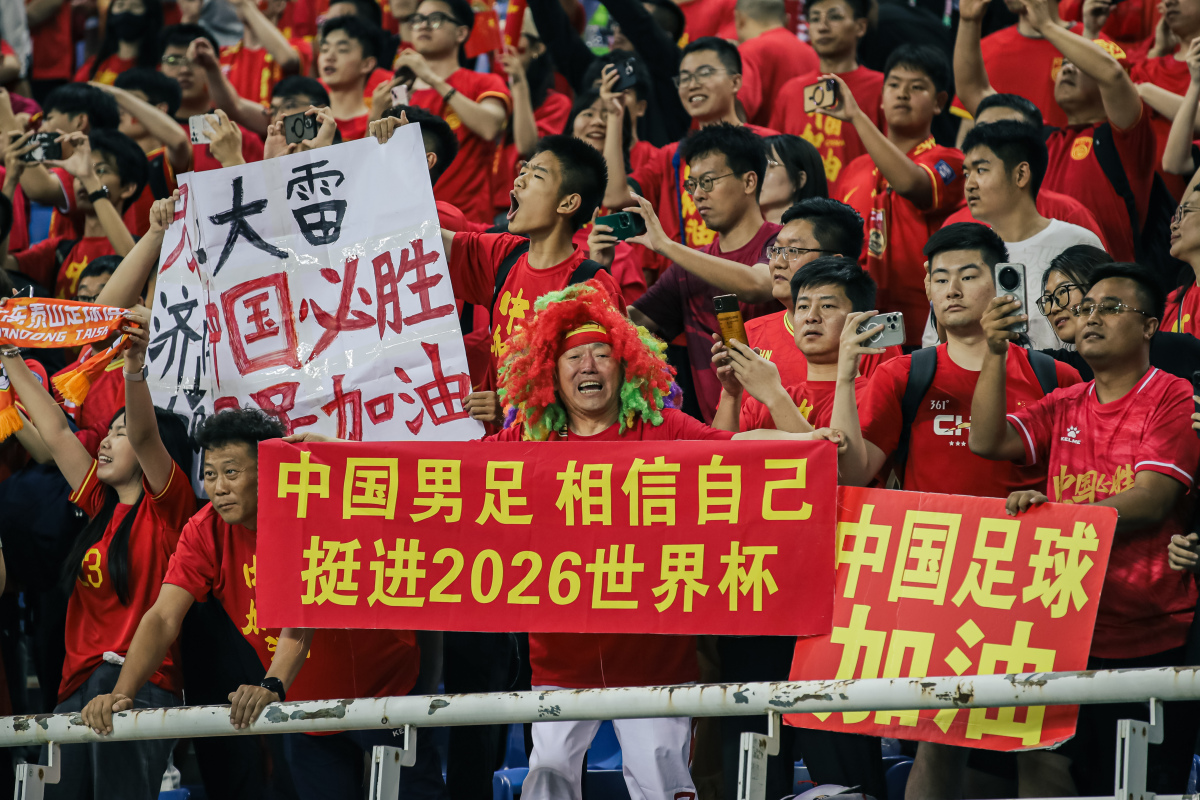 势不可挡!足球比赛中国家队获得胜利 势不可挡!足球比赛中国家队获得胜利