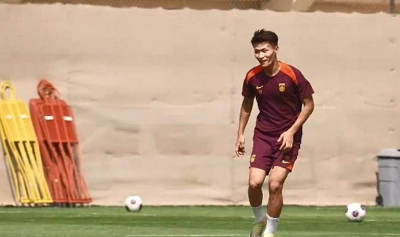 激情足球战役如火如荼，国内球员努力冲刺的简单介绍