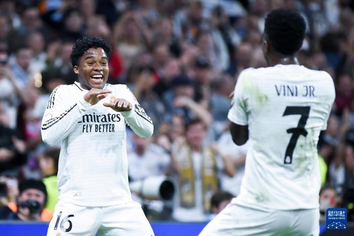 关于皇家马德里战平巴黎,兹拉坦破门建功的信息 关于皇家马德里战平巴黎,兹拉坦破门建功的信息