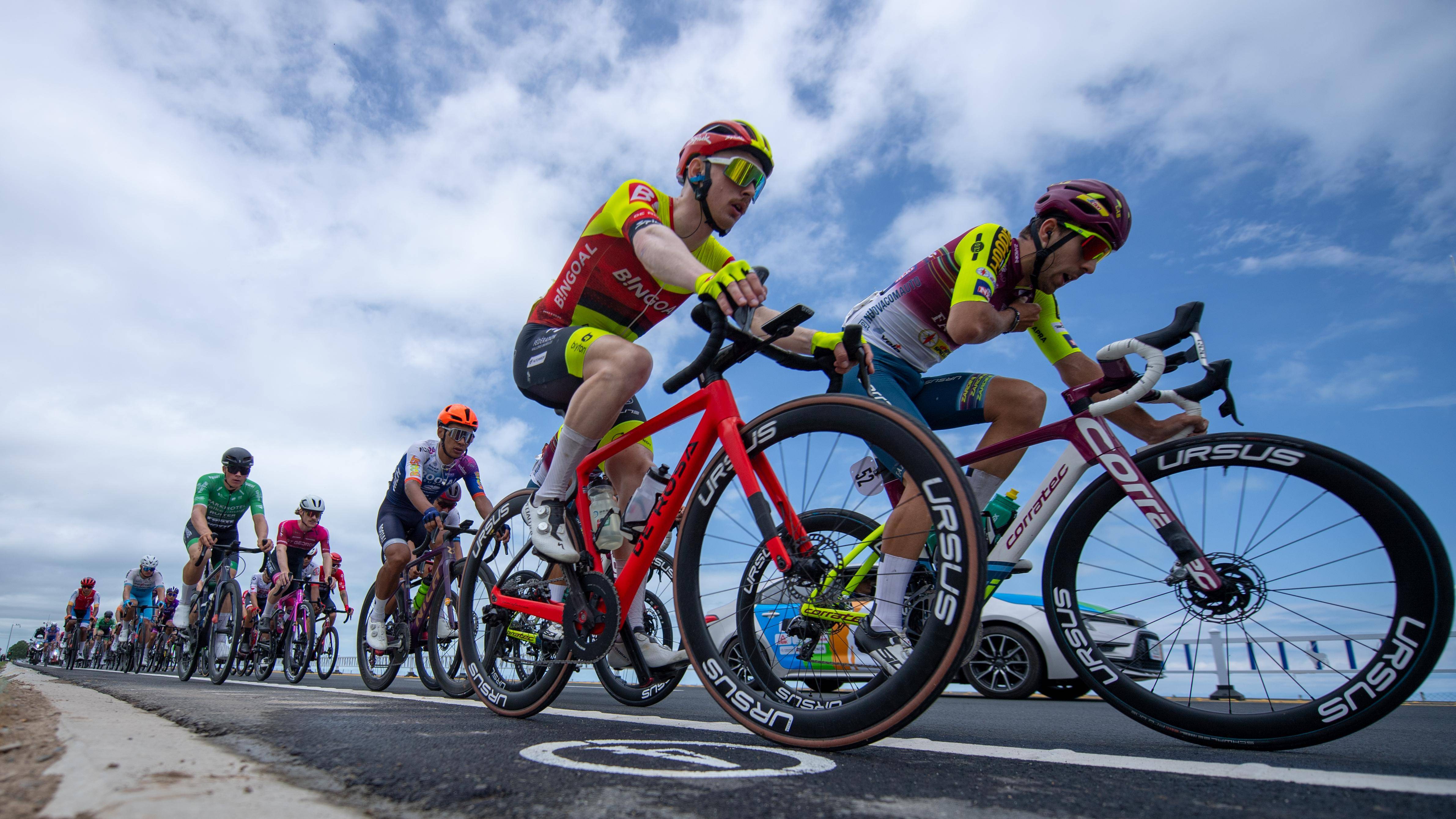 青海队在比赛中表现出色，赢得观众喝彩