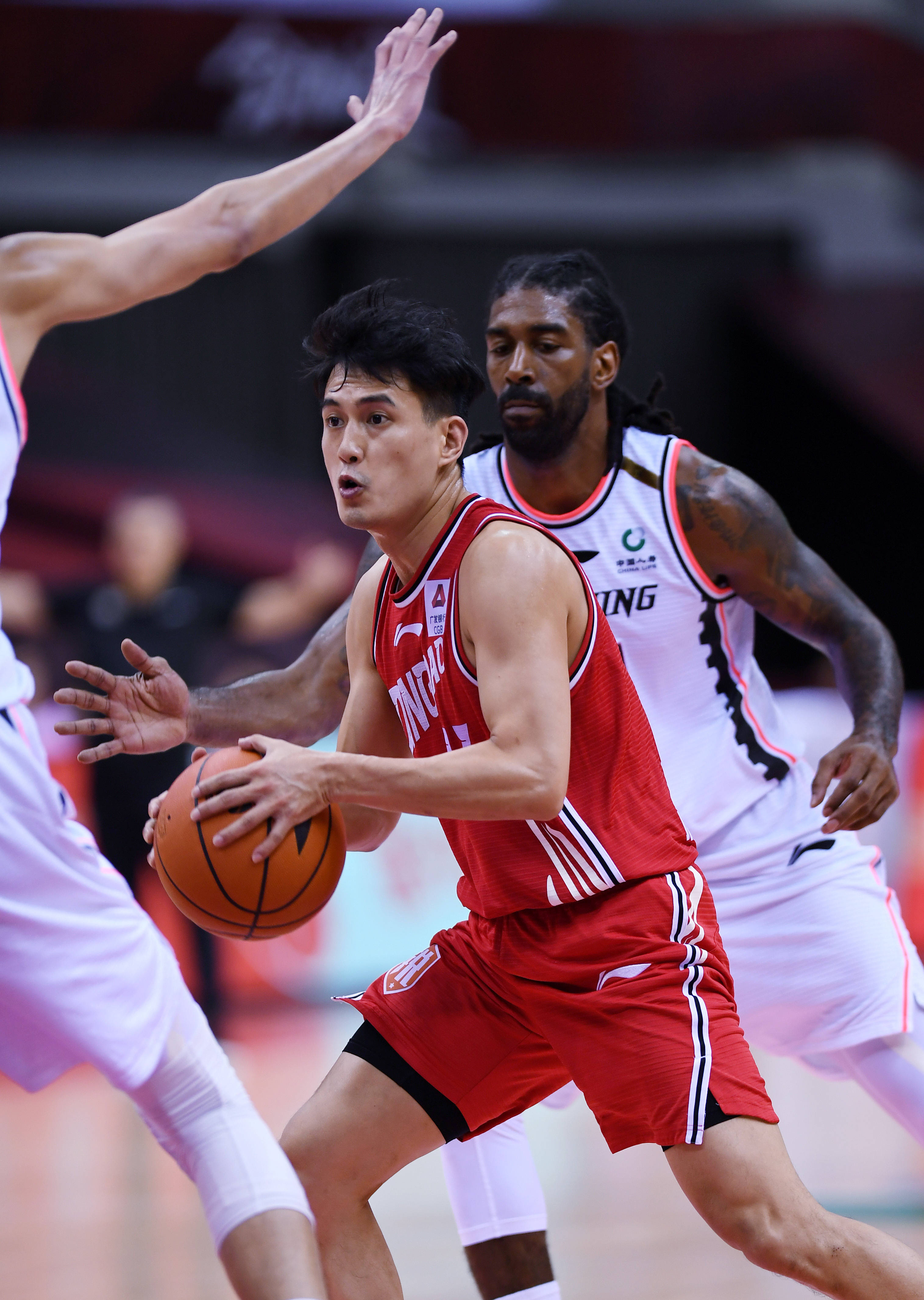 一名篮球队员因发挥优异而受到社会关注 一名篮球队员因发挥优异而受到社会关注