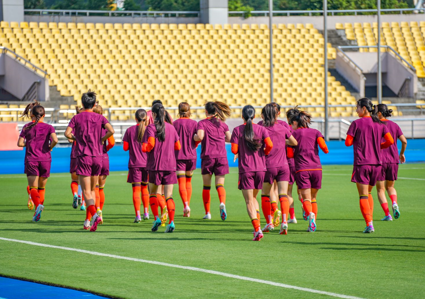 中国女足队员集训全方位训练备战 中国女足队员集训全方位训练备战