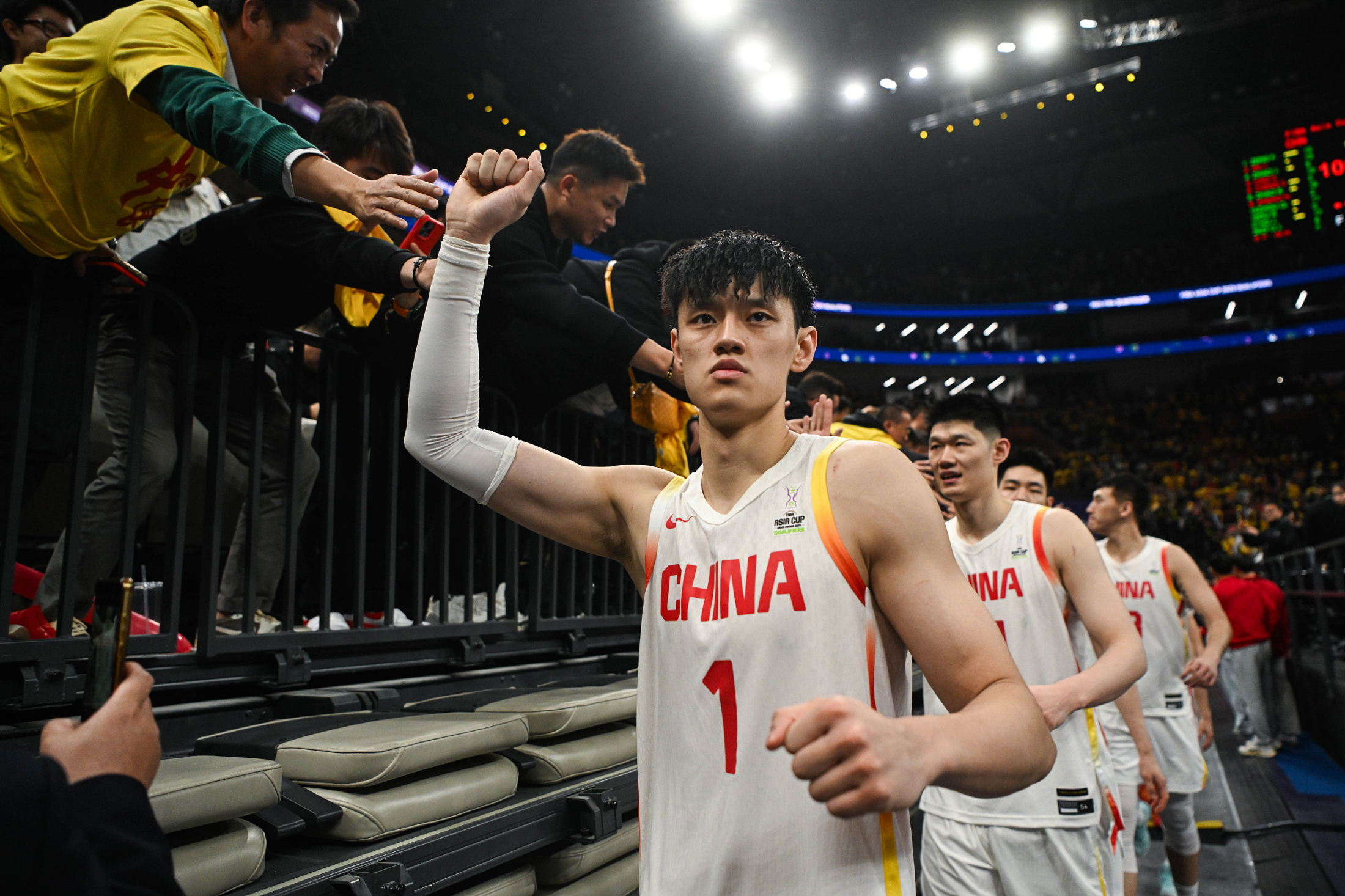 运动员表现出色,领导球队连续获胜 运动员表现出色,领导球队连续获胜