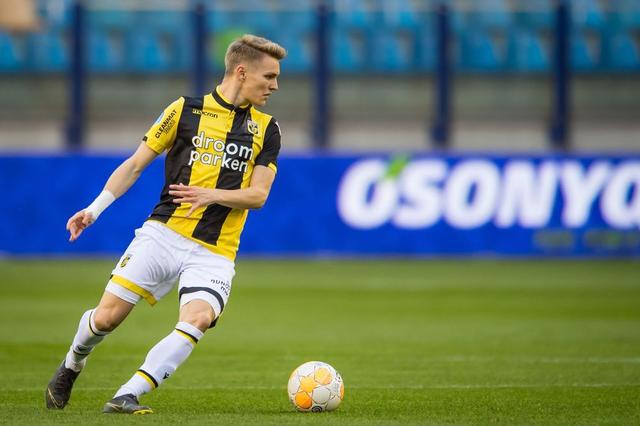 包含阿贾克斯超级新秀崛起，切尔西或深感压力的词条