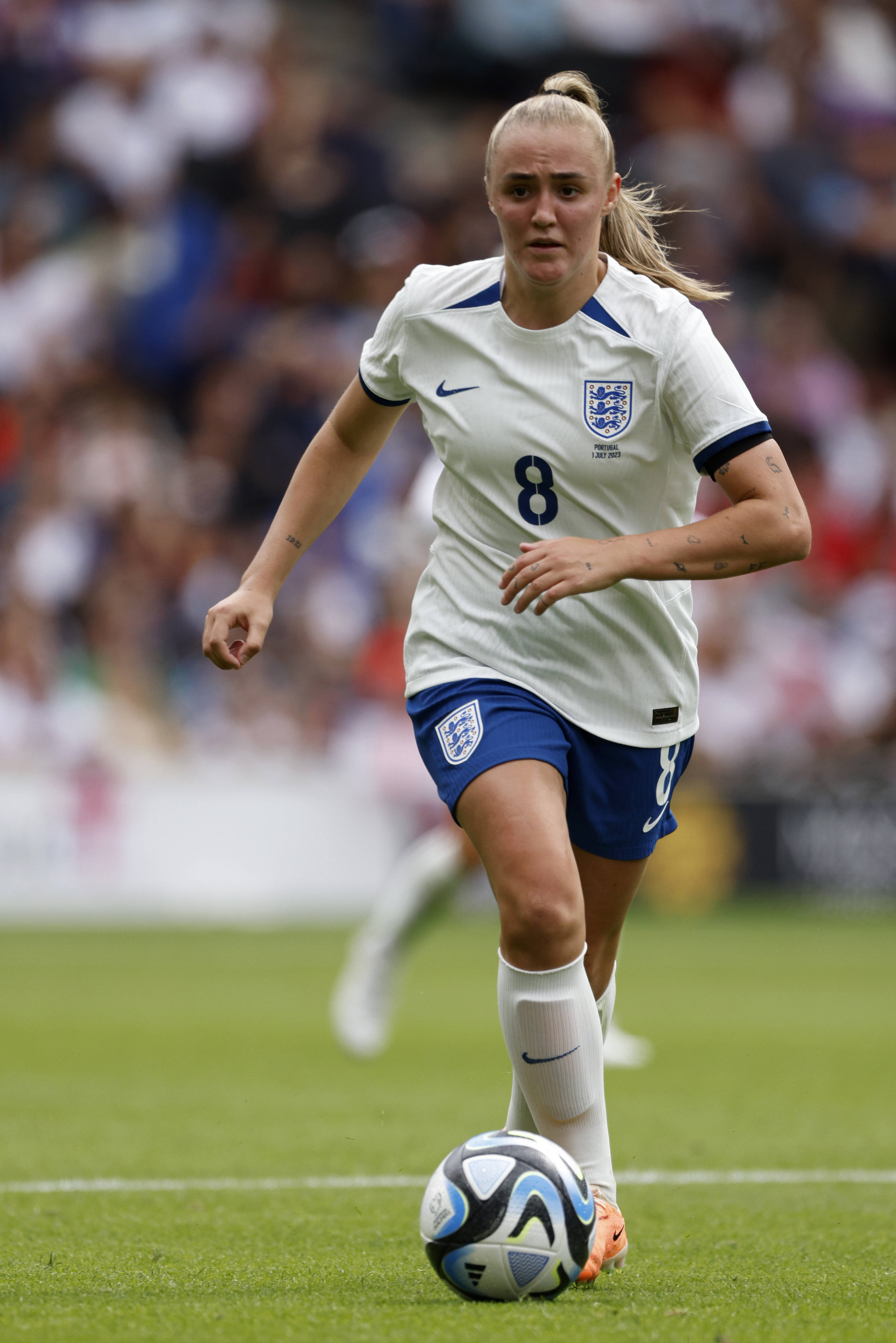 国际足球赛事中，女球员展现实力