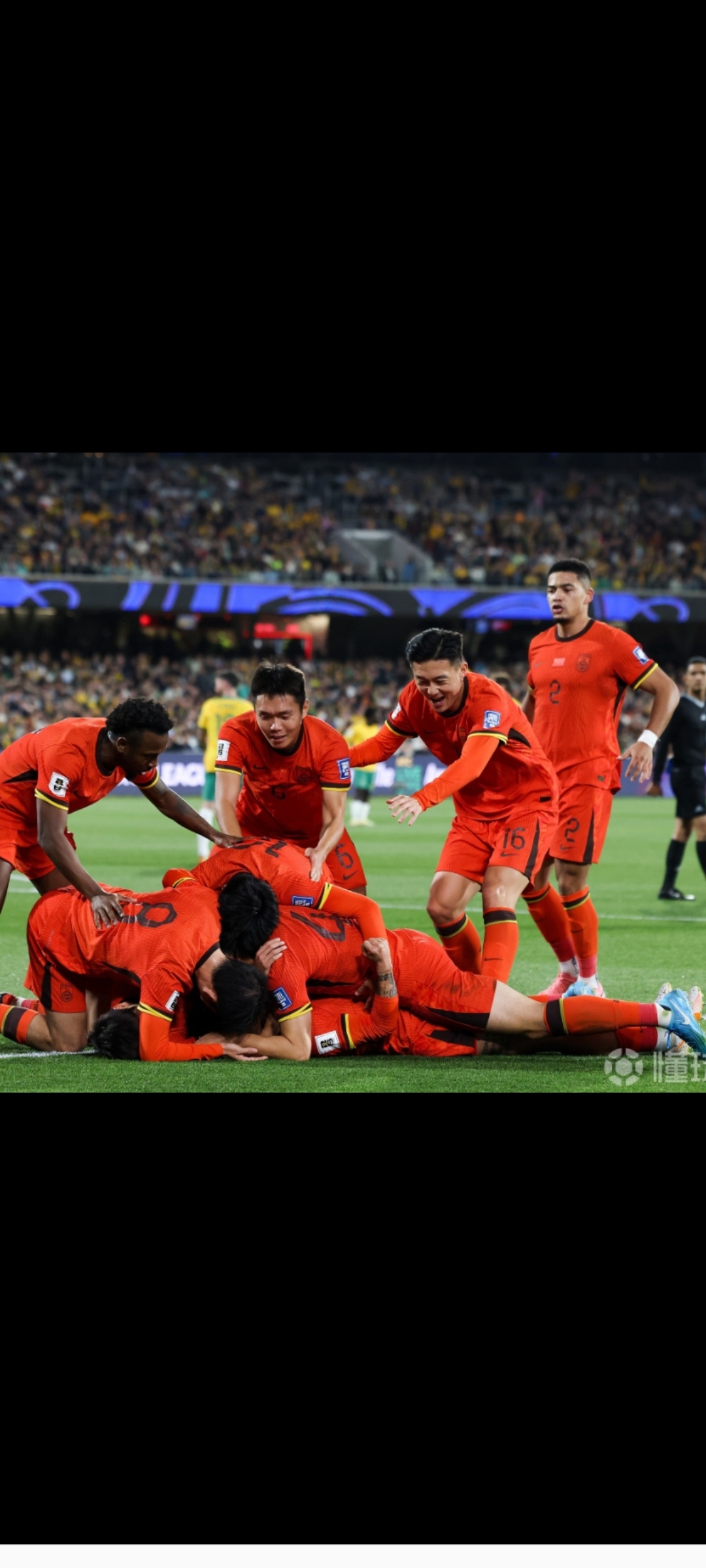 包含顶尖球员在比赛中斩获关键进球，引发激情的词条