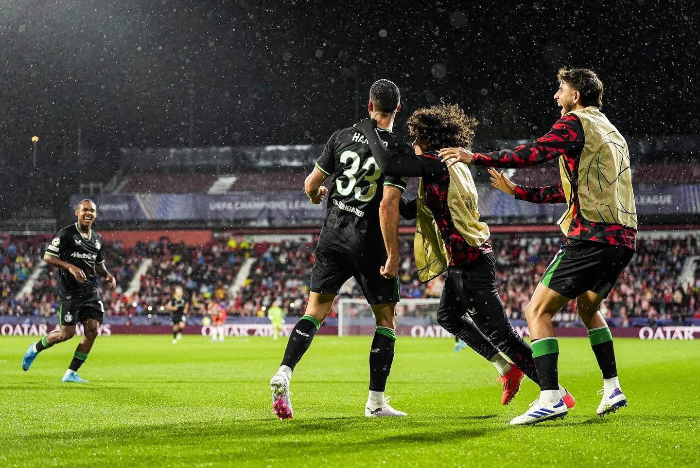 包含顶尖球员在比赛中斩获关键进球，引发激情的词条