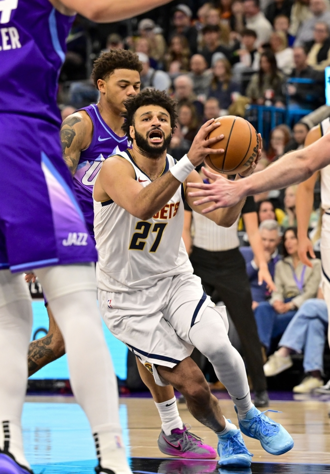 爵士客场战胜掘金取得重要胜利