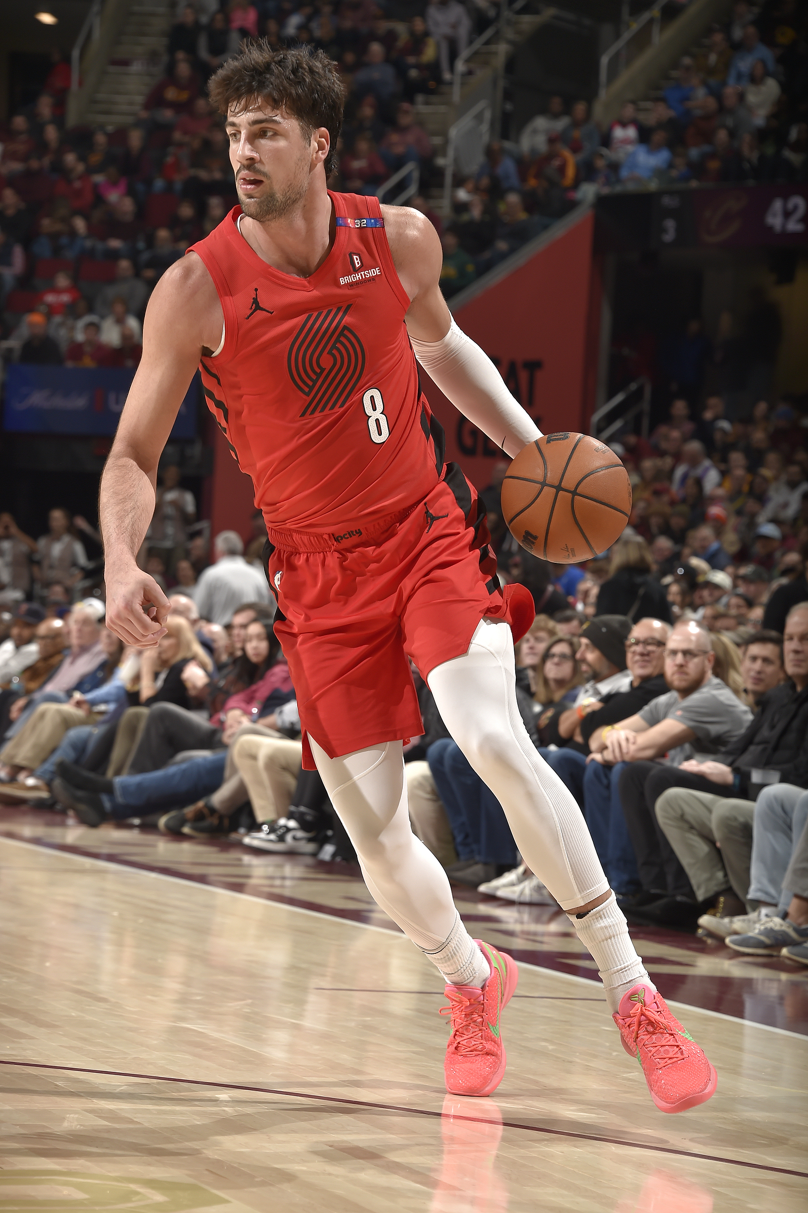 球员突破防线，抢得制胜球，带领球队获胜