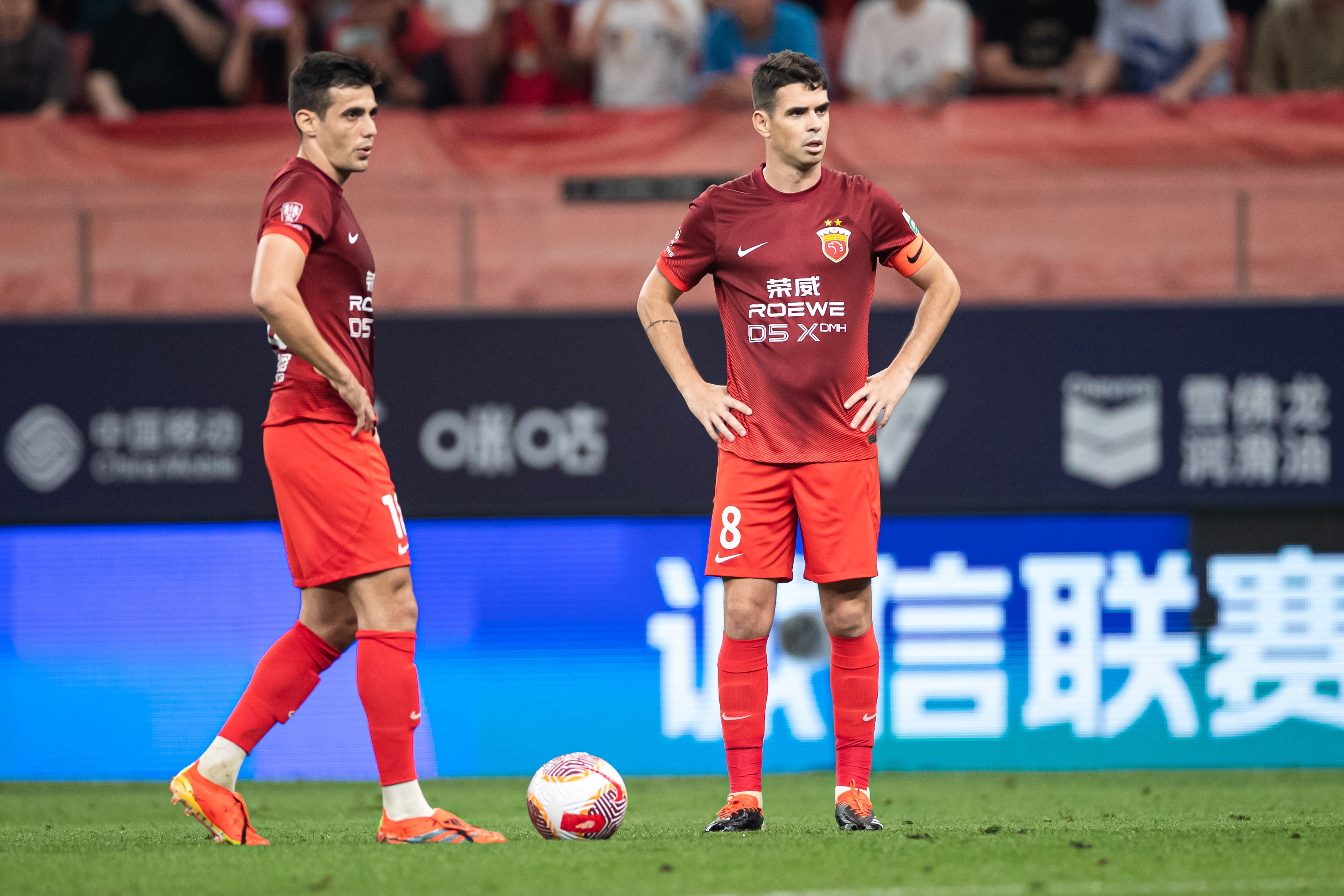 欧洲赛场强强对决频频上演，球迷热情高涨的简单介绍