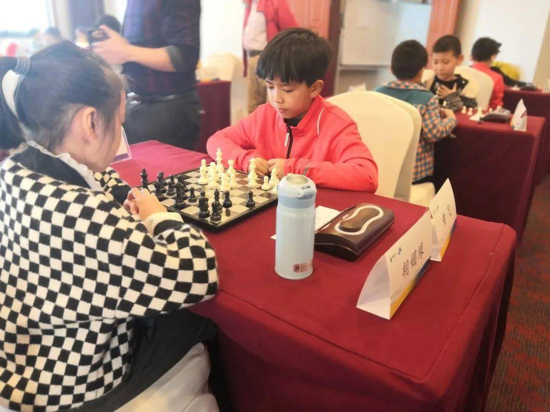 JNH体育-包含激烈博弈中，球员们斗志昂扬争夺胜利的词条