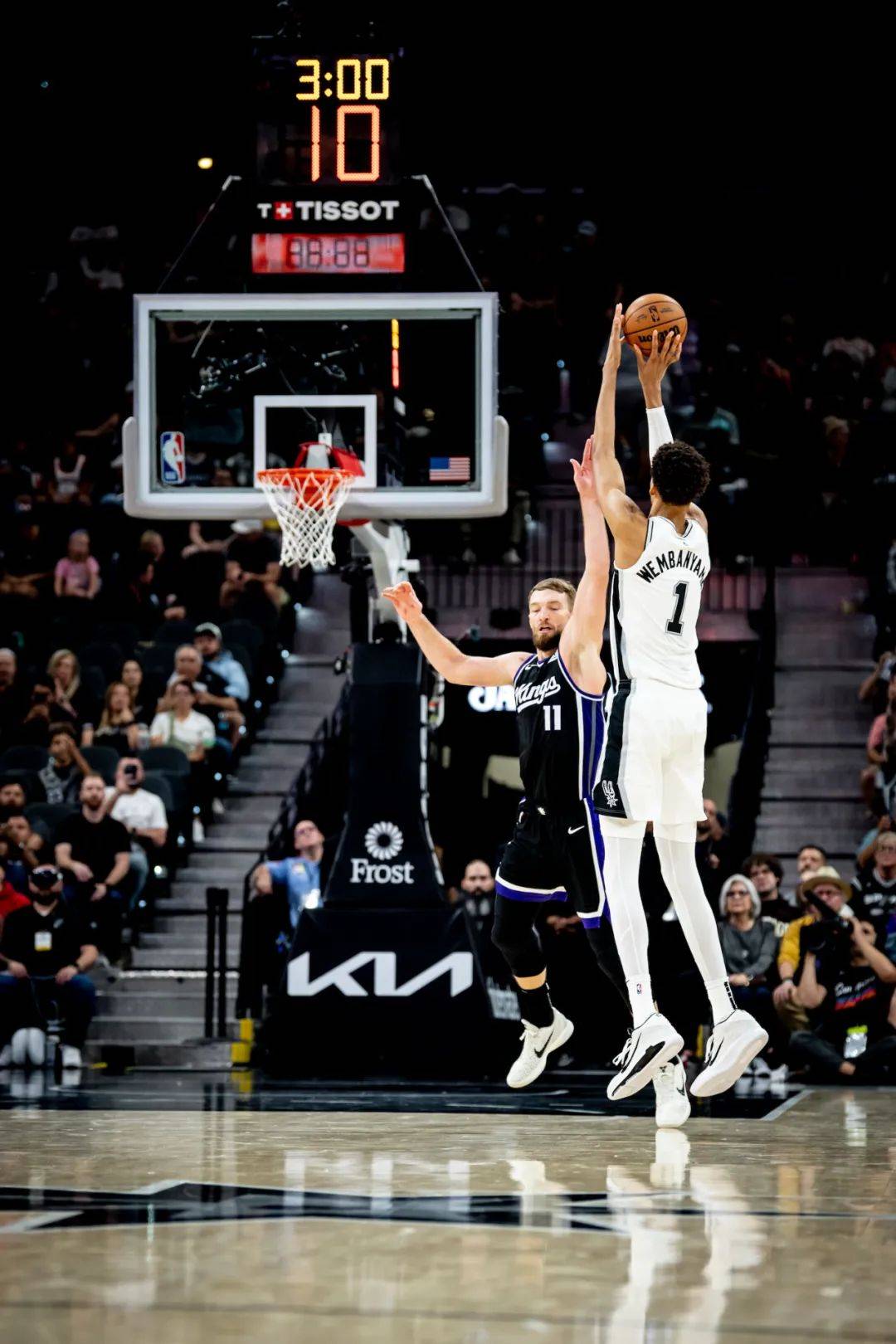 三分球绝杀惊艳全场，球队士气高昂的简单介绍