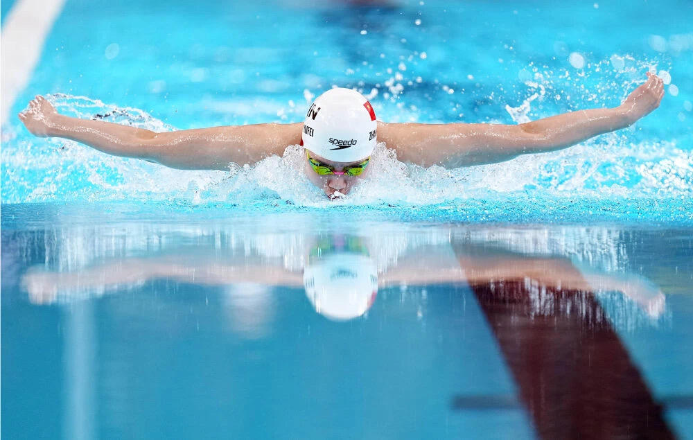 中国游泳健将再次夺得金牌，成就巅峰