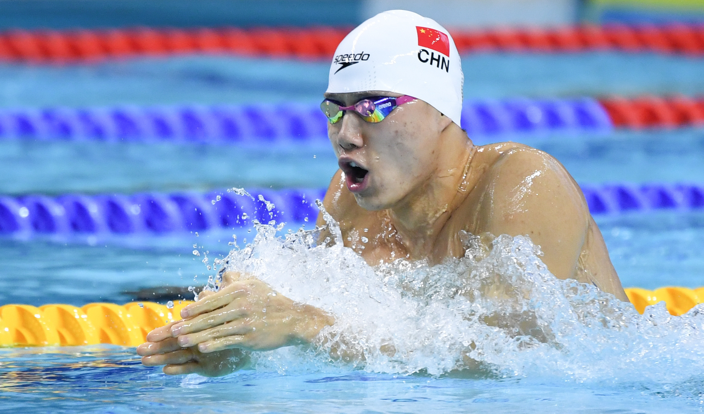 中国游泳健将再次夺得金牌，成就巅峰