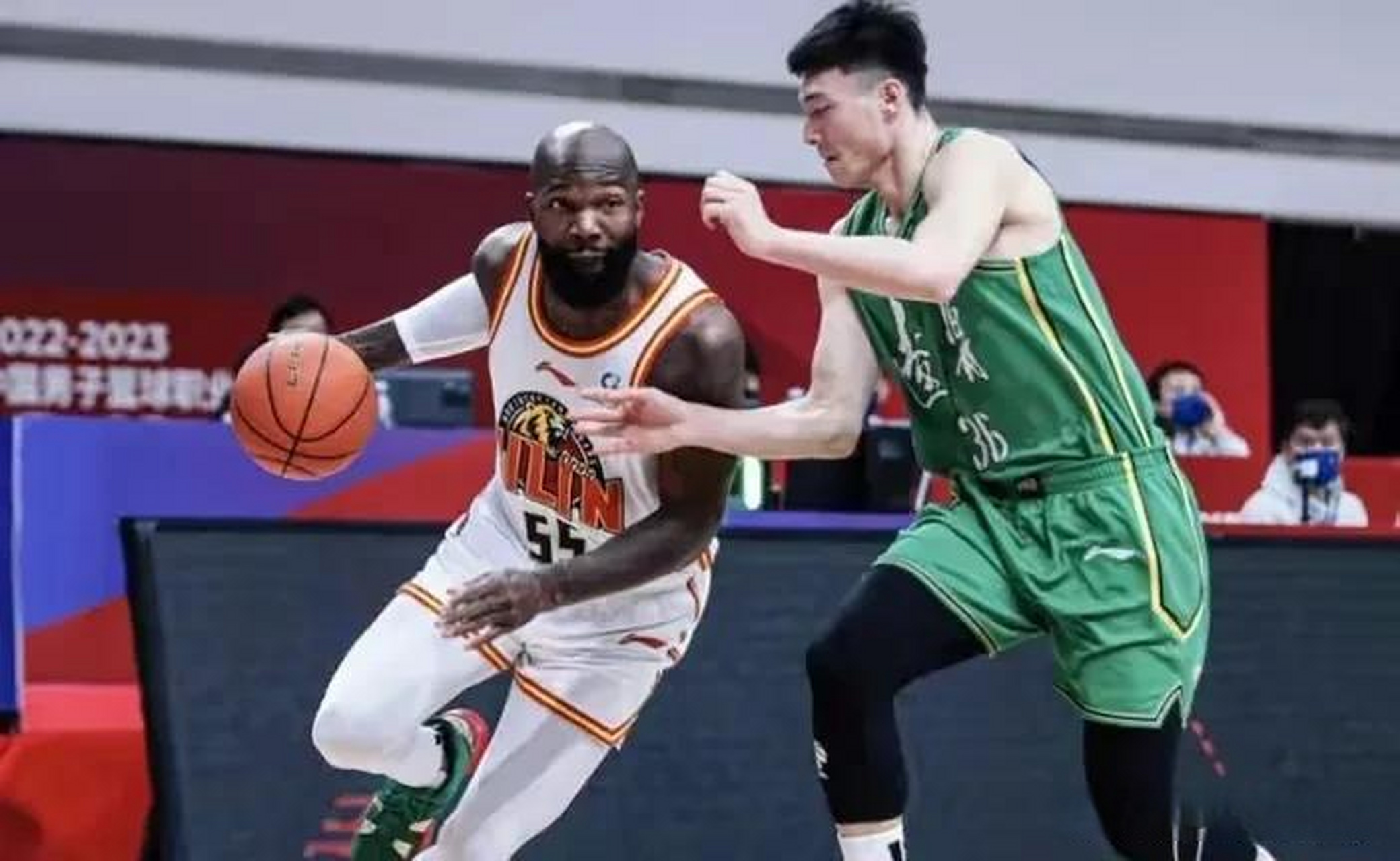 里尔击败雷恩,在比赛中展现出色表现 里尔击败雷恩,在比赛中展现出色表现