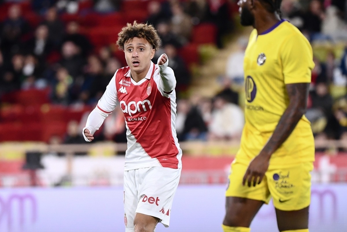 包含卡昂客场被马赛逆转击败，战绩低迷的词条