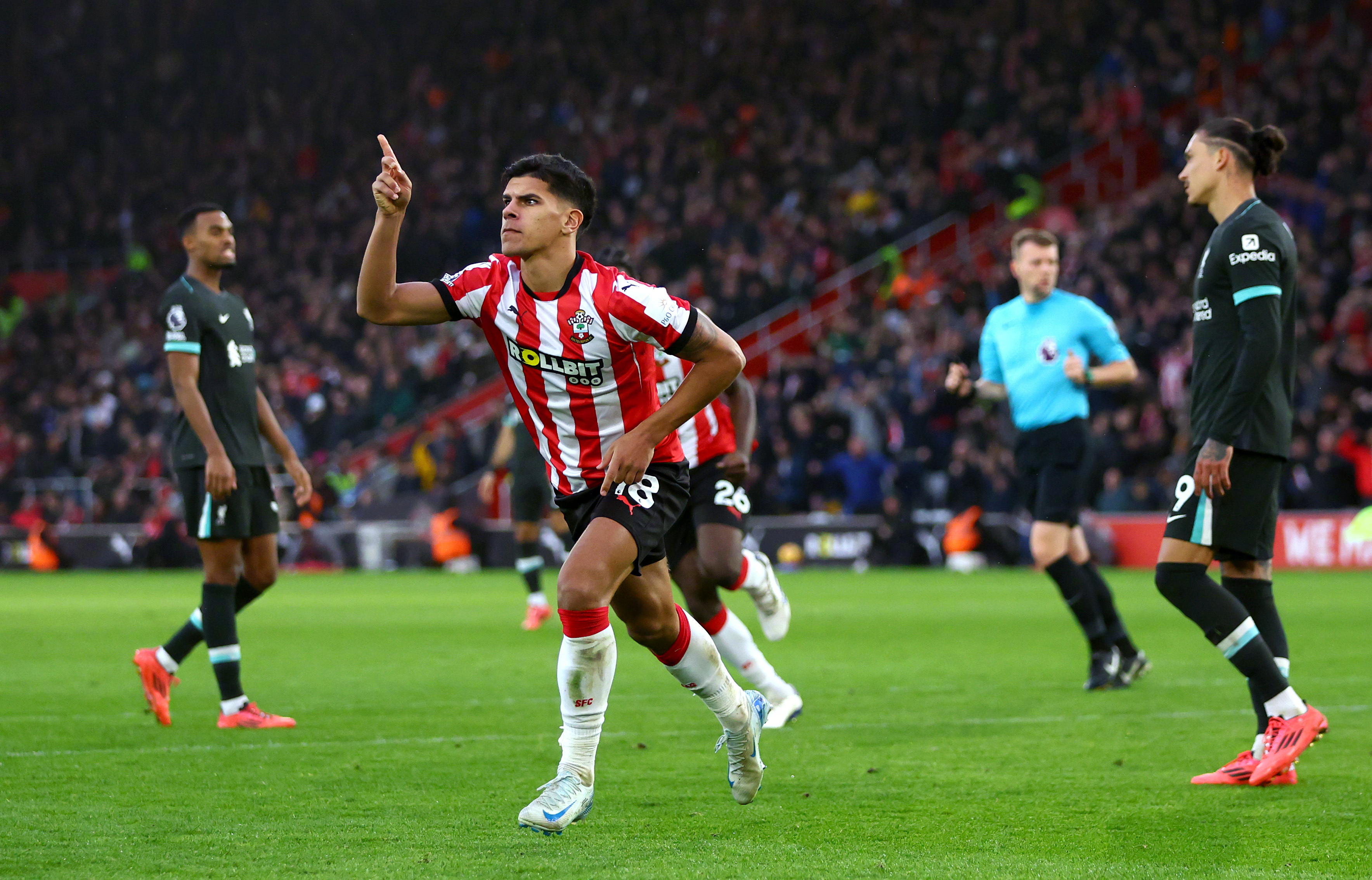 包含南安普顿大胜豪门，英超排名节节攀升的词条