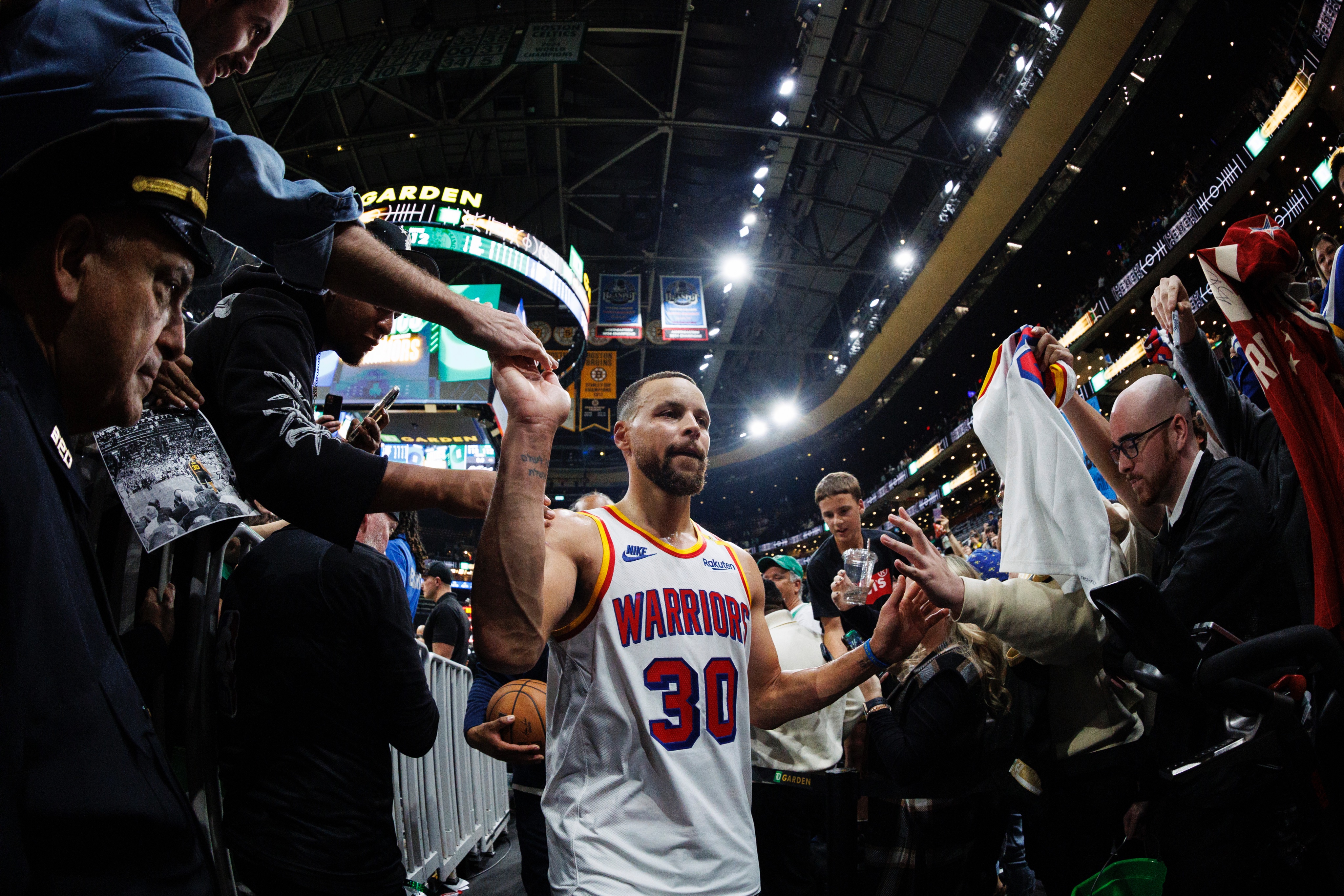 金年会电子-德甲重磅对决：詹姆斯迎战凯尔特人，球迷沸腾