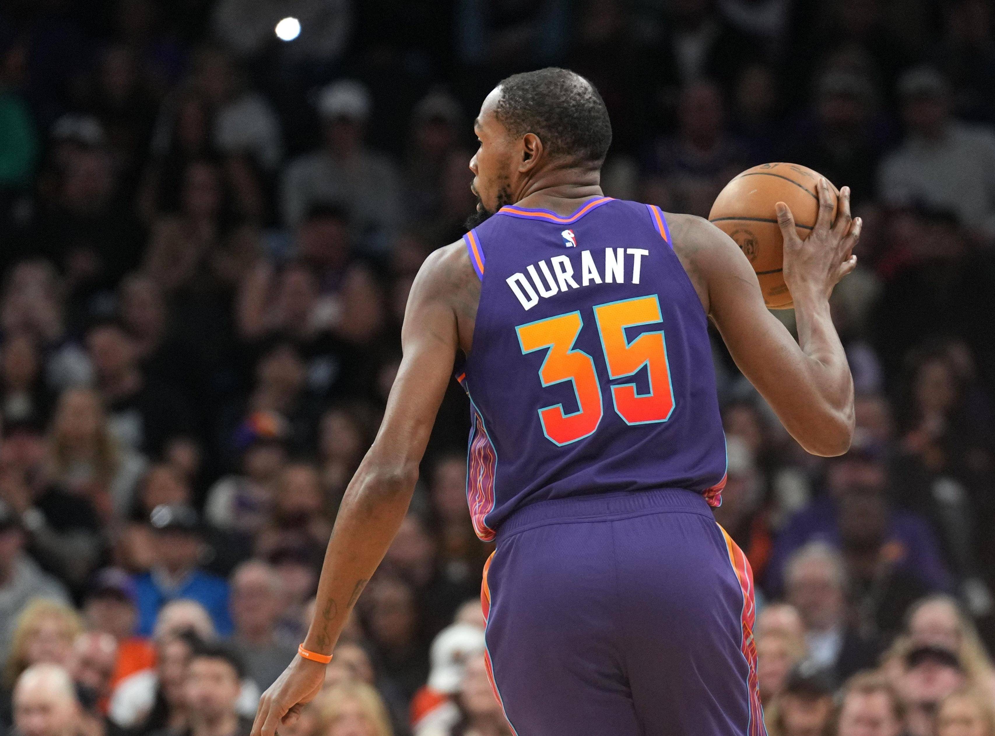 杜兰特在NBA中击败曼城，争议判罚