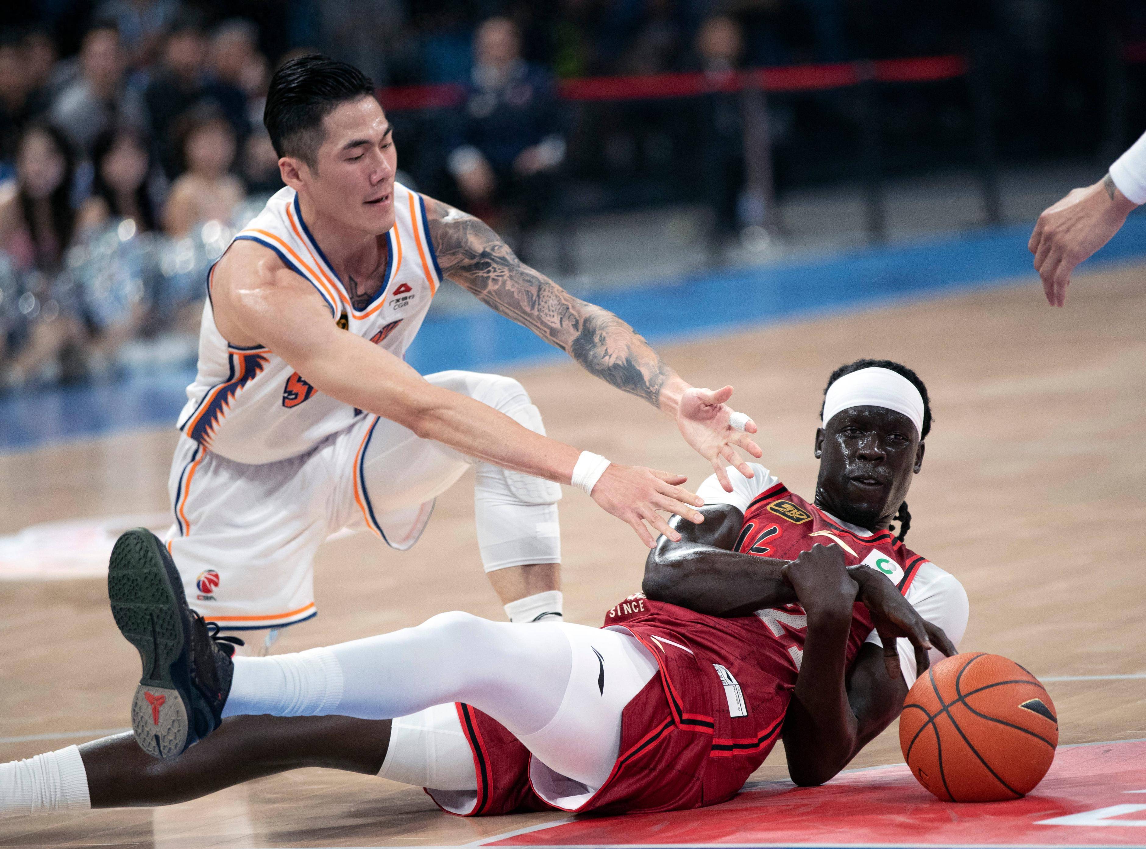 金年会全站-防守线持续稳固反击踢进关键球