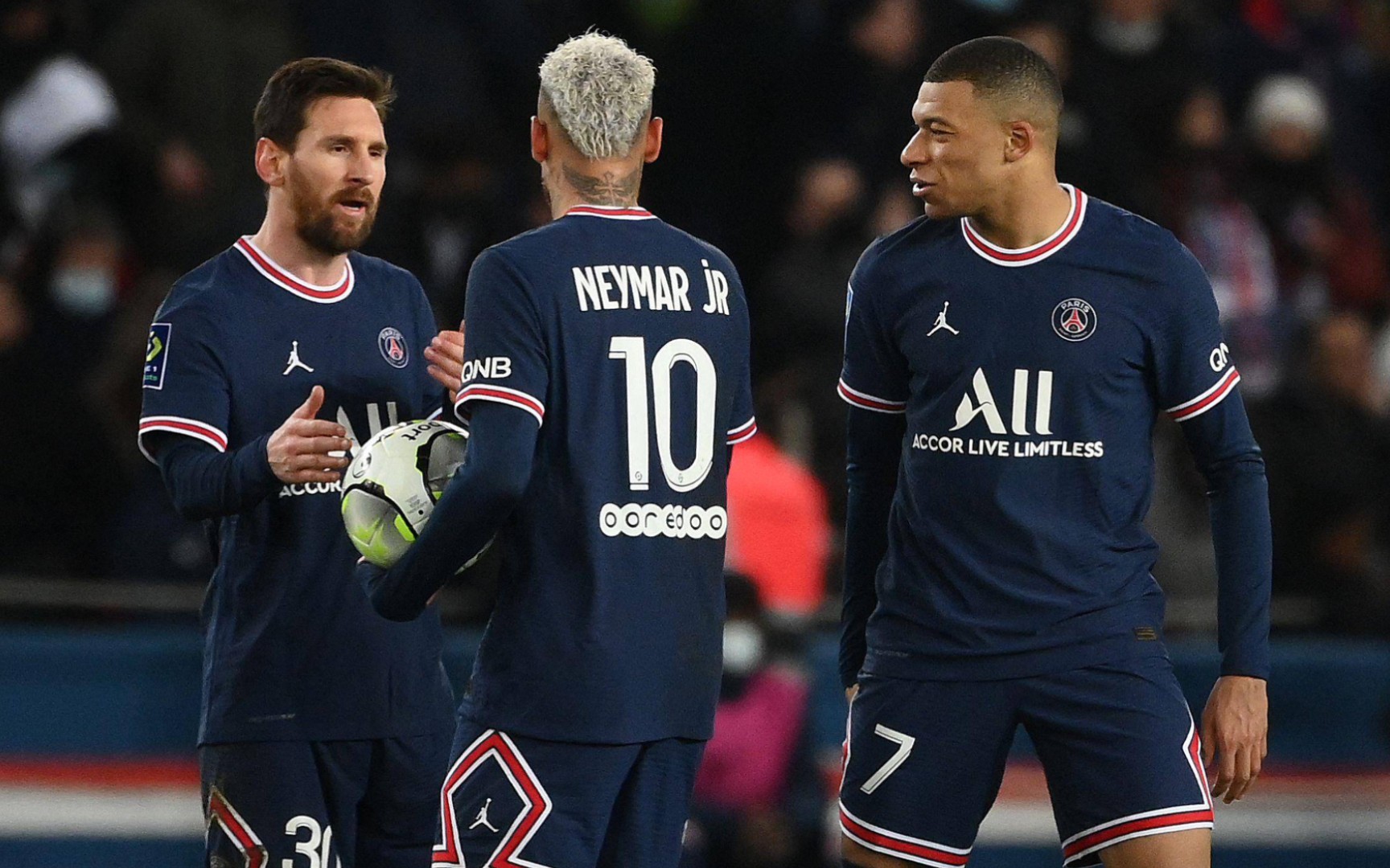 关于切尔西轻取英格兰，内马尔乌龙送礼意甲的信息