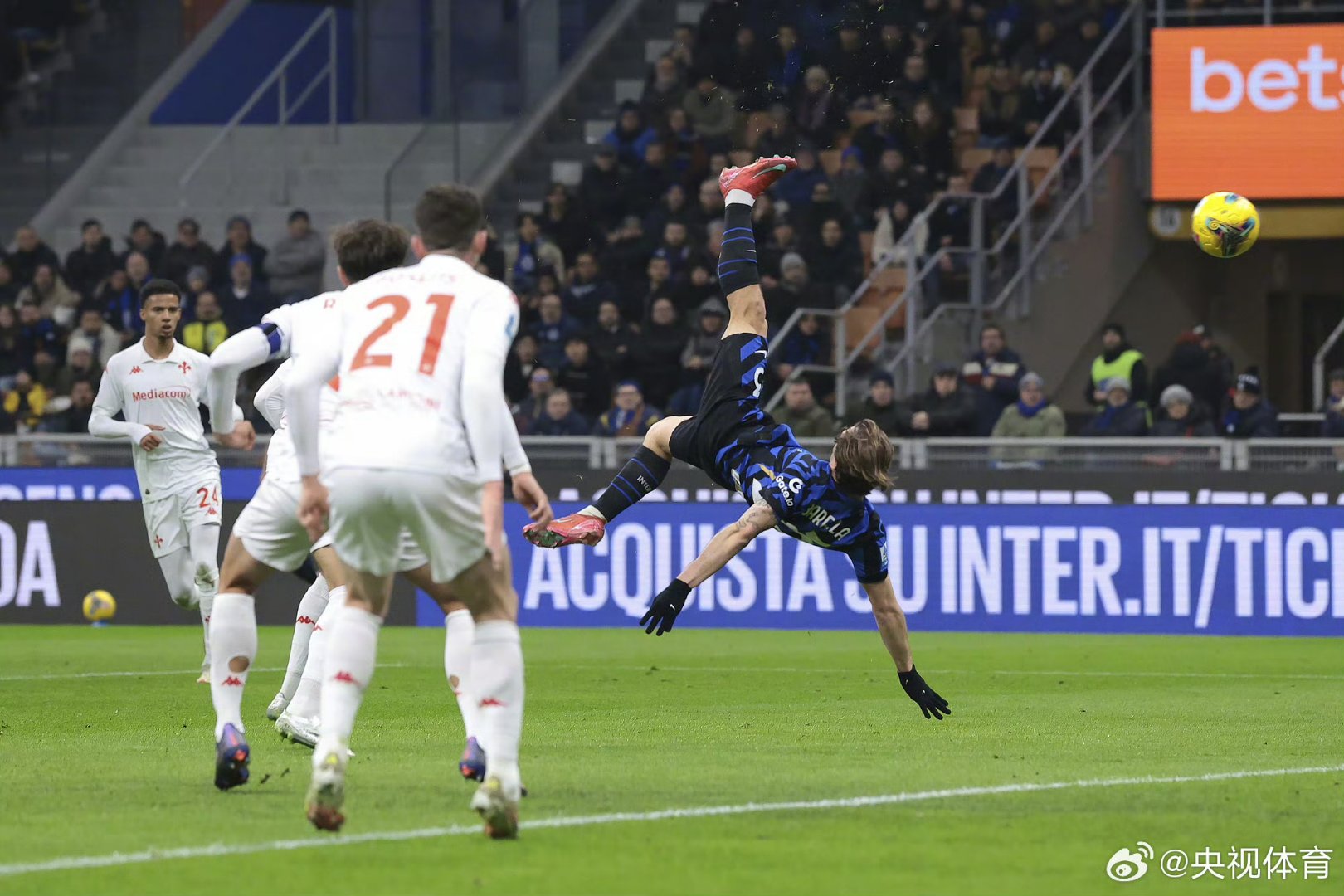 jinnianhui-包含意大利足球联赛中一位球员受伤离场的词条