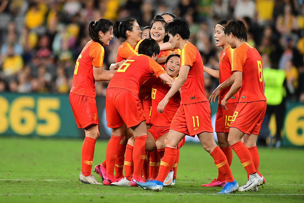 女足赛场上演绝杀一幕,球迷沸腾欢呼 女足赛场上演绝杀一幕,球迷沸腾欢呼