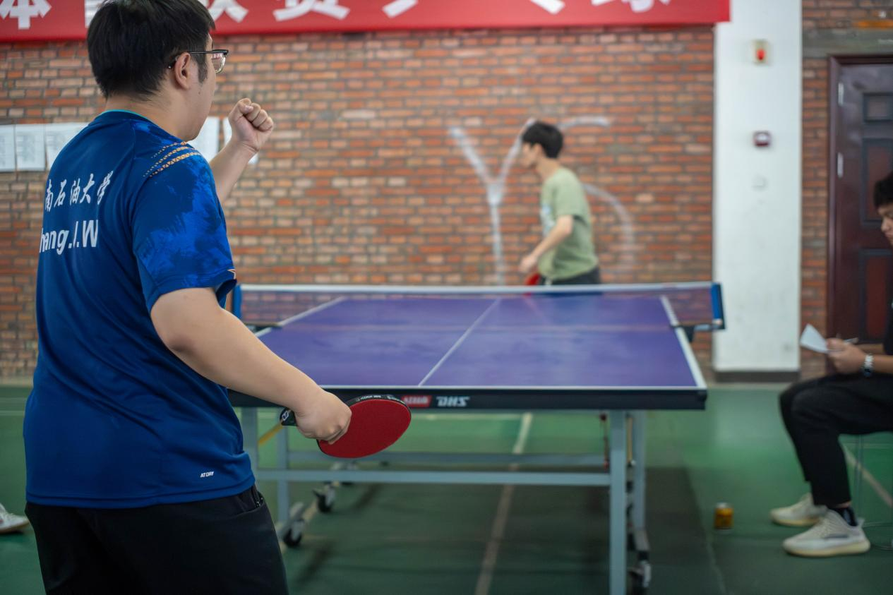 比赛中球员们的精湛技艺赢得了观众们的掌声