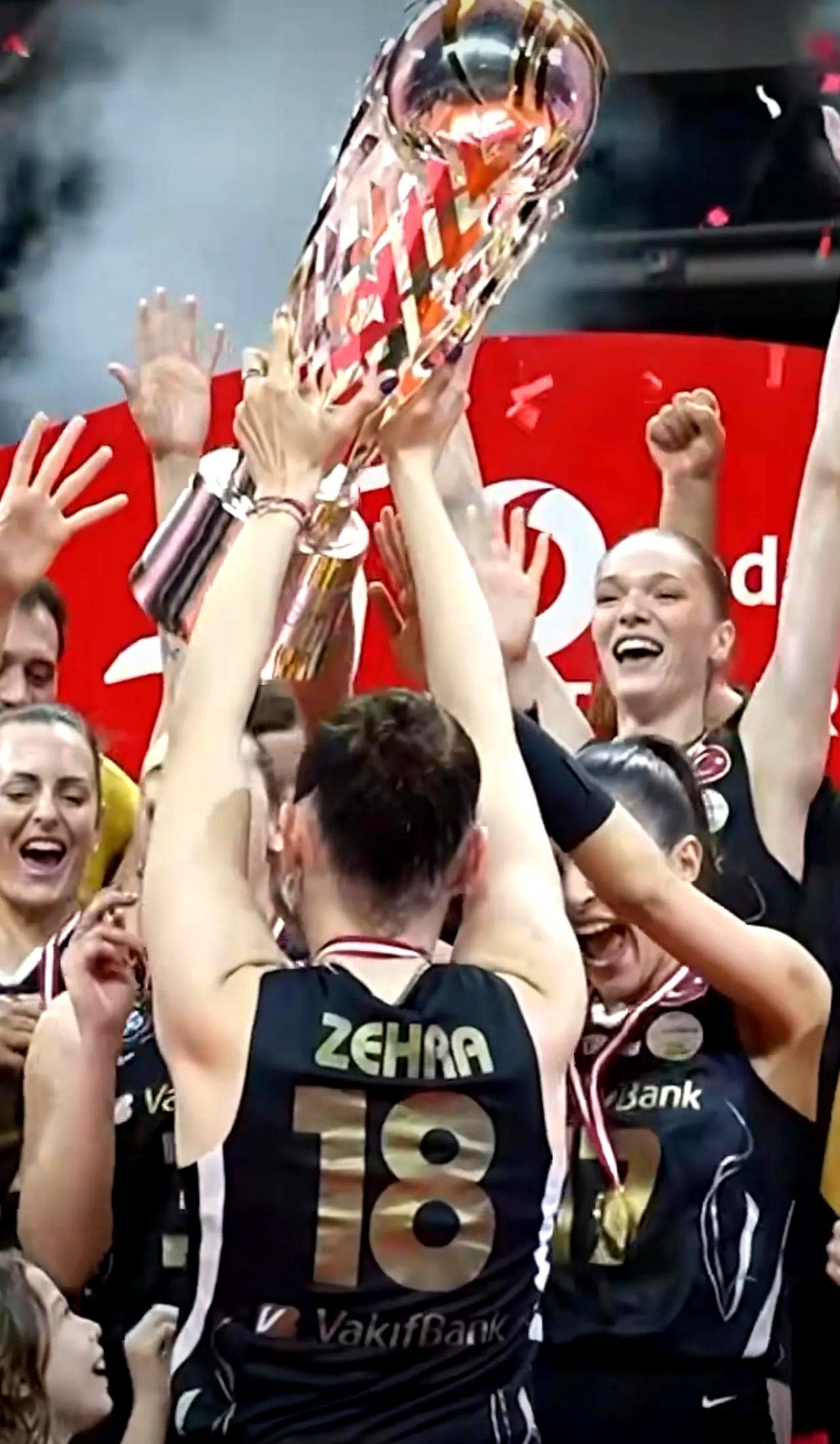 比赛中球员们的精湛技艺赢得了观众们的掌声