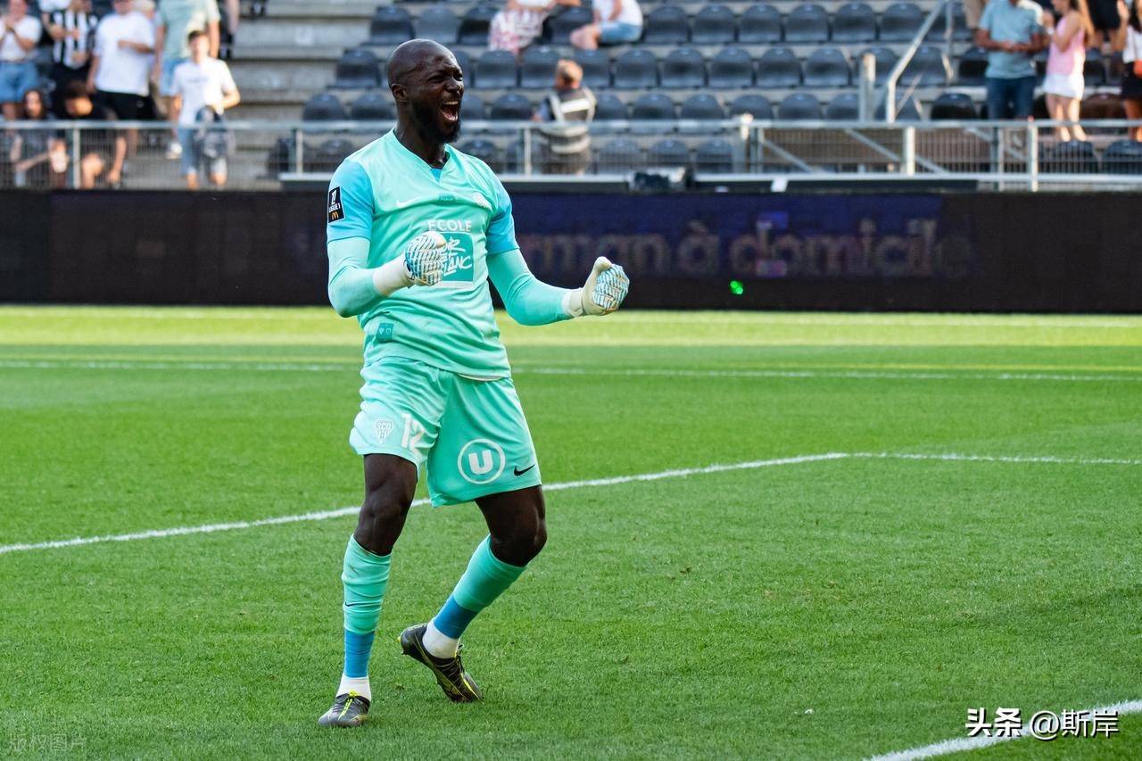 巴黎主场大胜昂热，豪取胜利继续领跑的简单介绍