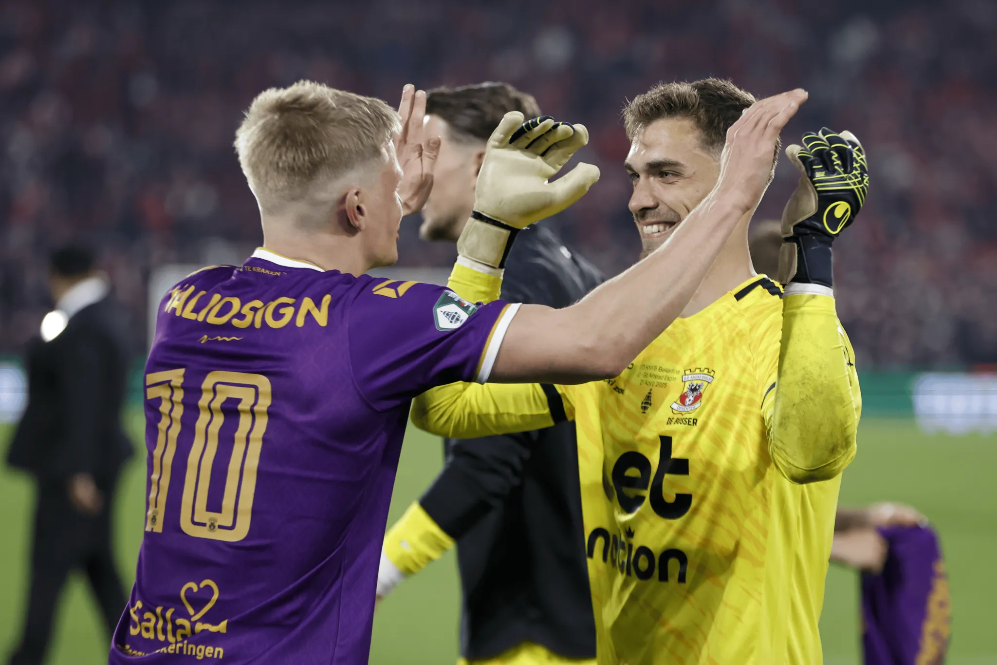 荷兰选手勇夺冠军,喜获肯定 荷兰选手勇夺冠军,喜获肯定