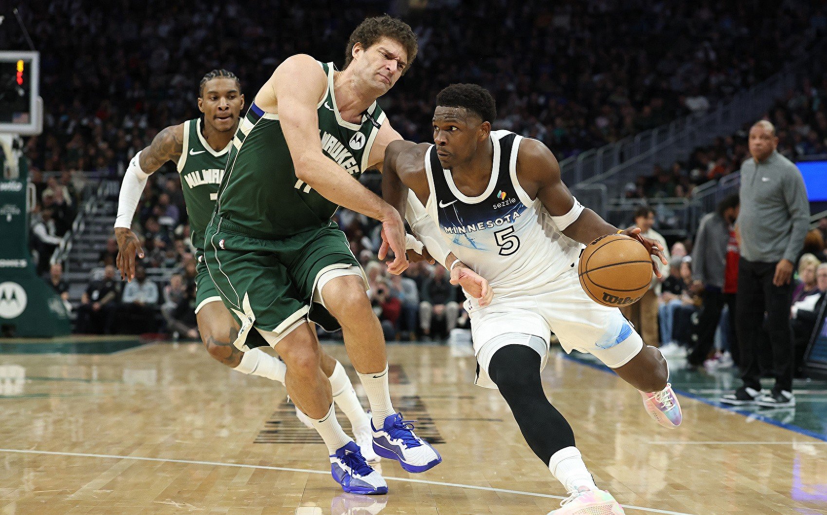 雄鹿主场擒下森林狼，字母哥打出绝杀