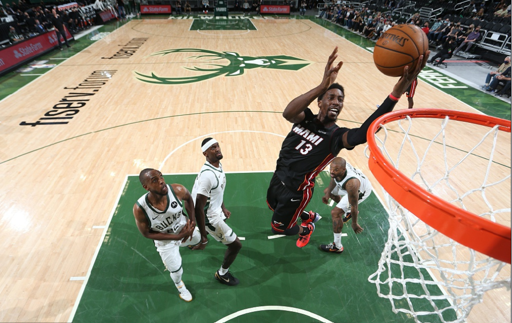 猛龙横扫雄鹿，波尔津吉斯制霸全场的简单介绍