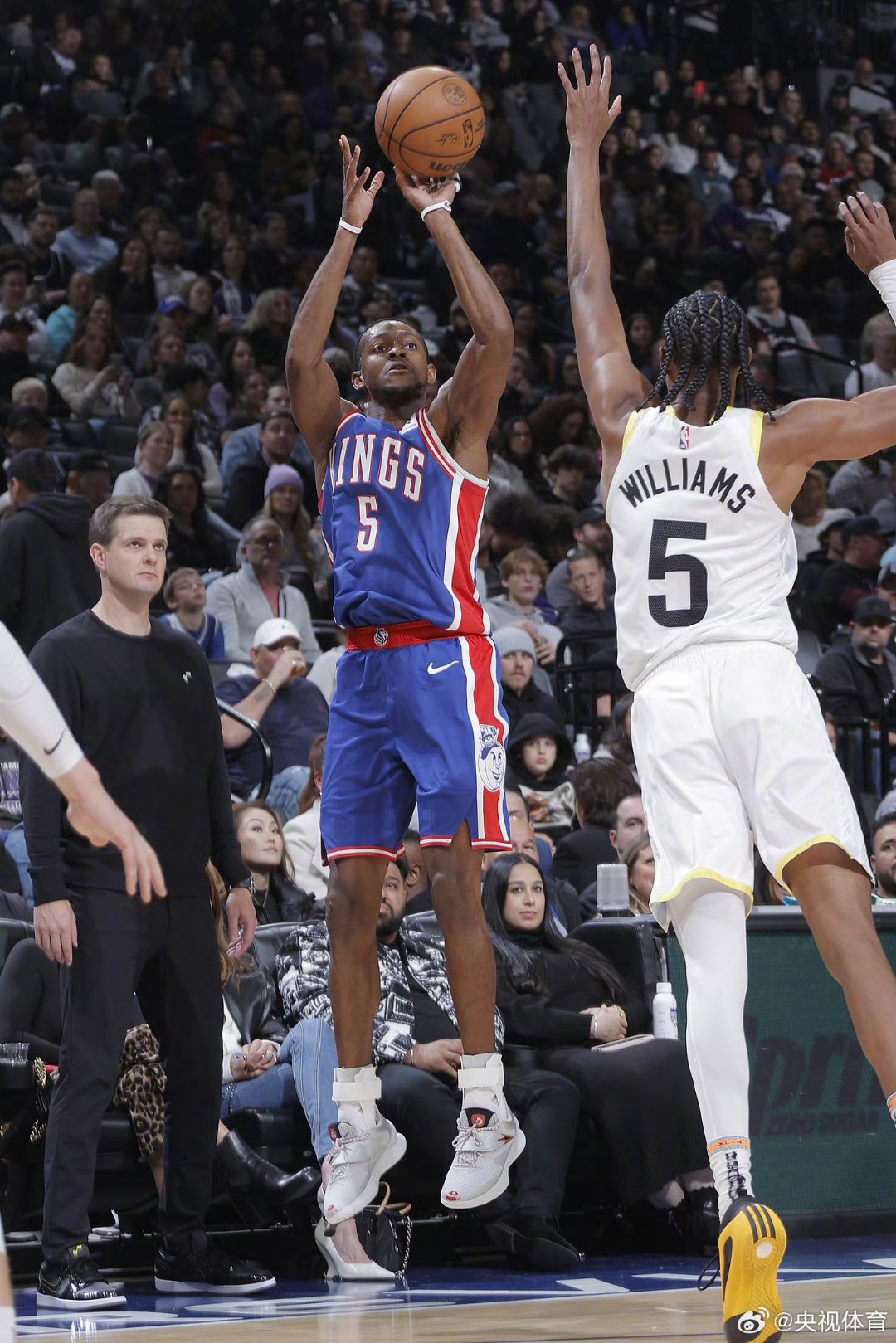 马刺横扫雄鹿，福克斯关键制胜