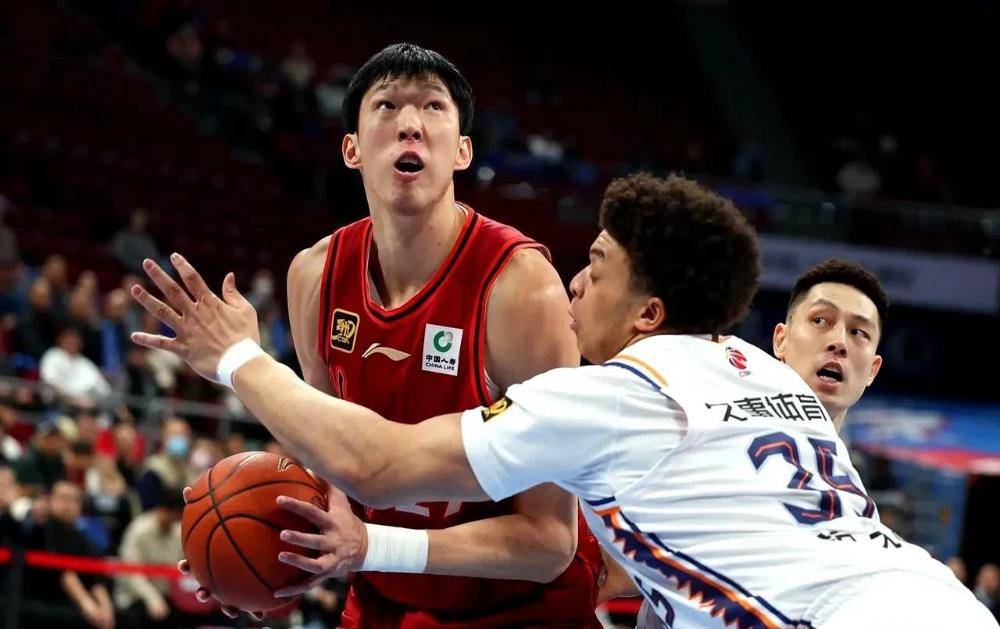 新疆队险胜尼克斯，周琦状态火热